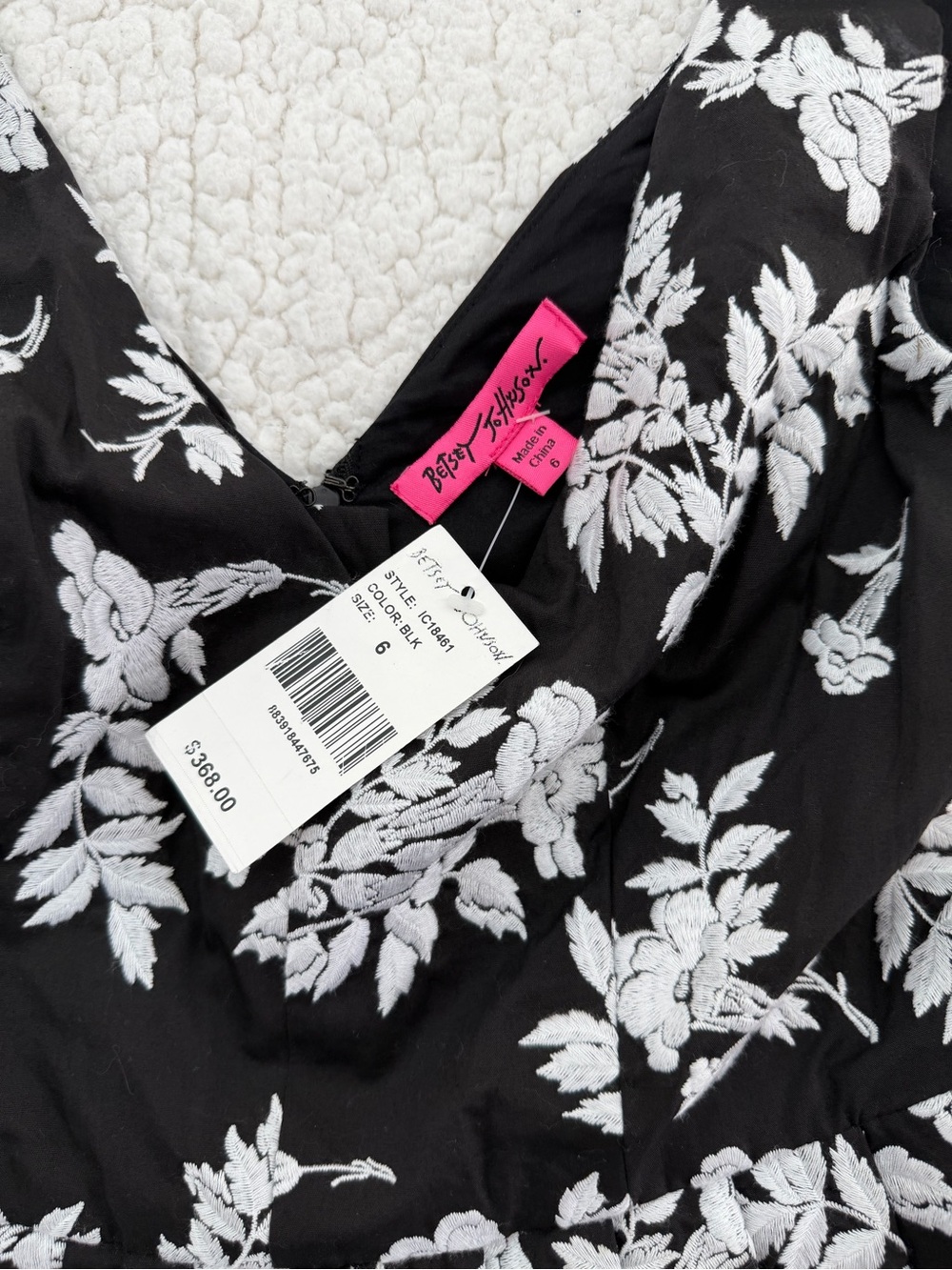 Betsy Johnson Black & White Floral V-Neck Sleeveless Dress - Picture 4 of 8